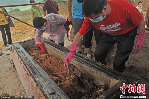 明代寧王後裔古屍出土 龍袍玉帶保存完好