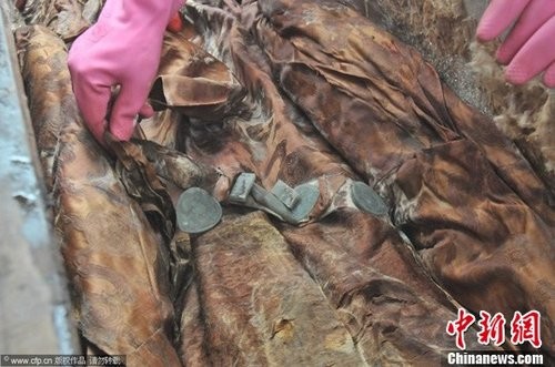 明代寧王後裔古屍出土 龍袍玉帶保存完好