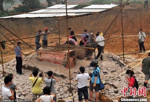 明代寧王後裔古屍出土 龍袍玉帶保存完好