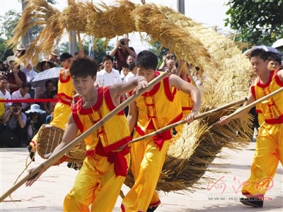 仫佬族舞草龍慶祝第七個“文化遺產日”