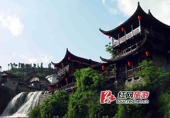 這個掛在瀑布上的芙蓉古鎮，是中國土家族聚居地的核心區域和發祥地之一。