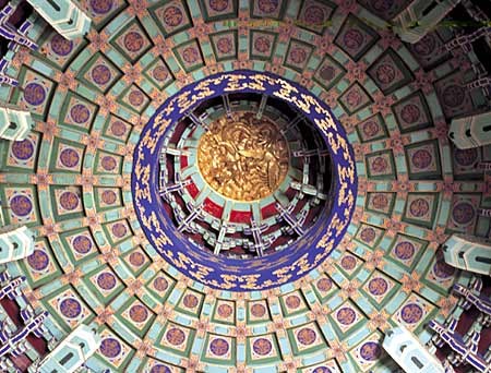 祈年殿的龍鳳藻井_中國的世界遺產：北京天壇(組圖)_樂途旅游網