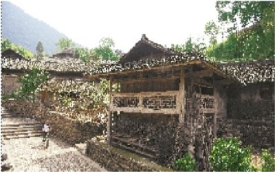 依山而建的土家山寨。