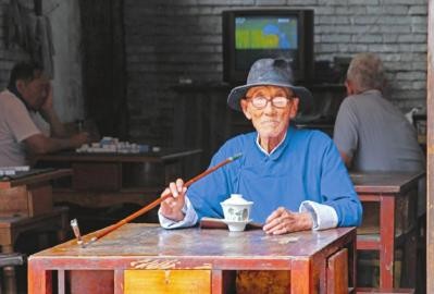 茶館中的老人。