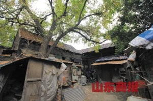 鞭指巷9號、11號是清朝狀元陳冕的府邸，是濟南現存唯一的狀元府。