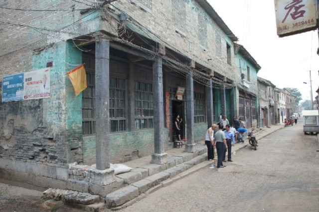 上圖,高都東西有一條主要街道。這是我站在高都中間街道的西邊向東拍攝的主要商業街情況。從照片可以看出,這條街道百年以上的老房子還保存著很大一部分。(攝影師/王文耀)
