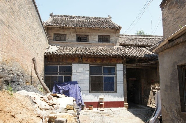上圖,高都東西有一條主要街道。這是我站在高都中間街道的西邊向東拍攝的主要商業街情況。從照片可以看出,這條街道百年以上的老房子還保存著很大一部分。(攝影師/王文耀)