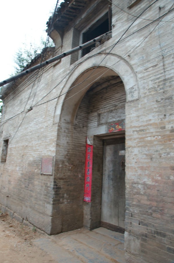 上圖,高都東西有一條主要街道。這是我站在高都中間街道的西邊向東拍攝的主要商業街情況。從照片可以看出,這條街道百年以上的老房子還保存著很大一部分。(攝影師/王文耀)