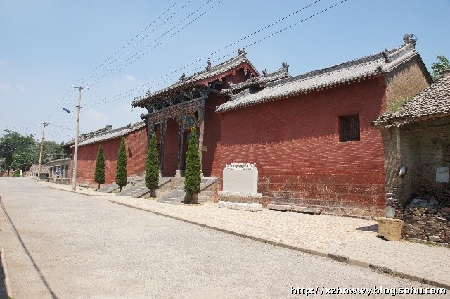 上圖,高都東西有一條主要街道。這是我站在高都中間街道的西邊向東拍攝的主要商業街情況。從照片可以看出,這條街道百年以上的老房子還保存著很大一部分。(攝影師/王文耀)