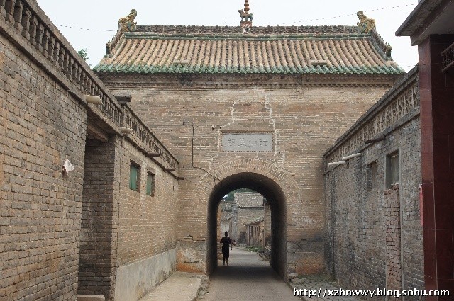 上圖,高都東西有一條主要街道。這是我站在高都中間街道的西邊向東拍攝的主要商業街情況。從照片可以看出,這條街道百年以上的老房子還保存著很大一部分。(攝影師/王文耀)