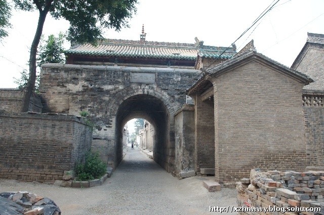 上圖,高都東西有一條主要街道。這是我站在高都中間街道的西邊向東拍攝的主要商業街情況。從照片可以看出,這條街道百年以上的老房子還保存著很大一部分。(攝影師/王文耀)