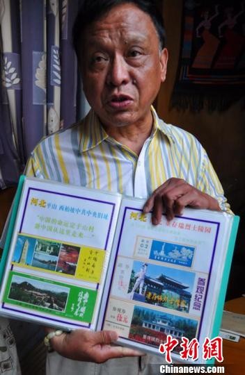 圖為退休老黨員徐建偉在展示其多年收藏的門票。　孫權　攝