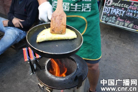 “洋老板”賣的煎餅還挺誘人