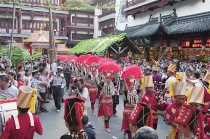 東方網7月17日消息：據《i時代報》報道，在豫園中心廣場六杯香舞台區域，即日起至7月26日每天10：00—11:00、19：00—20:00，雲南德宏原生態民俗風情展演活動精彩上演。