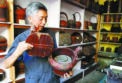 在民俗文物展館,上世紀20年代制作的木質保溫桶別具特色。