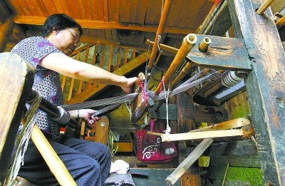 仍可操作的木制傳統布帶織機。