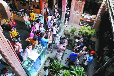 耕讀文化大觀園經常迎來各地的游人，張書巖總是不厭其煩，拉高嗓門向人們講解。