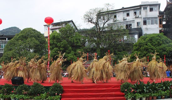 毛古斯表演.jpg