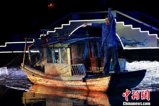 開幕式文藝演出，漁夫撒網是江南水鄉的經典畫面。　李克祥　攝
