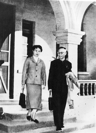 上世紀60年代，溥儀和李淑賢在舊居前留影。資料圖片