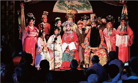 對川劇團的演員來說，這也許就是他們最後一次在這個舞台上合影。