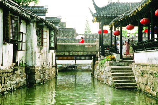 　　錦溪素有“七十二只窯、三十六座橋”之美譽，每一座古橋，都有一兩個生動有趣的故事。圖為中和雙橋。　　□李傳玉　攝