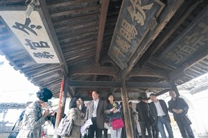 穿過喧鬧嘈雜甚至有點凌亂的新村,遇見一棵已然500多歲依舊郁郁蔥蔥的樟樹綠水環繞的新莊村舊村出現在了記者面前。