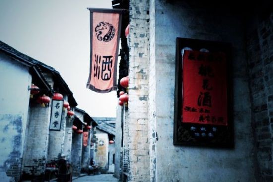 有古鎮的地方就會有這寫著酒字的杏黃大旗 圖/攜程旅行網