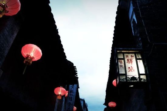 傍晚時分，鎮上的燈籠次第亮起 圖/攜程旅行網