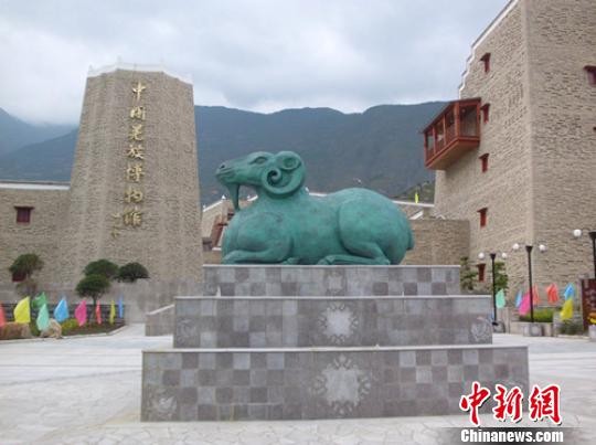 茂縣縣委書記高加軍接受采訪王哲攝