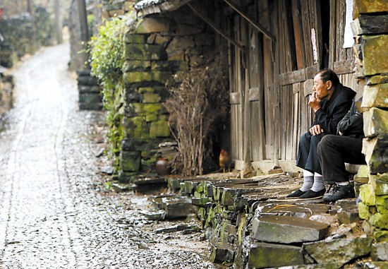 寧波寧海縣東部許家山村，是寧波市石頭建築群規模最大、保存最完整的石屋古村