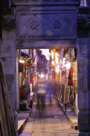 過客們的來歷總惹人猜測。日出前，將戀愛終結。日出後，曬太陽喝咖啡吧。