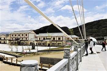 川主寺鎮是成都至黃龍、九寨溝景區旅游環線上的重要城鎮和全州旅游服務及空港物流中心。災後重建的川主寺鎮處處可見自然、人文景觀的結合。