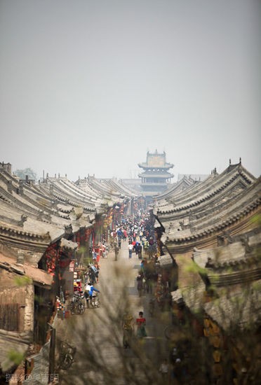 古老的建築對稱地分布在街的兩邊