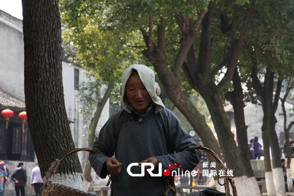 清晨中的老阿媽 攝於同裡