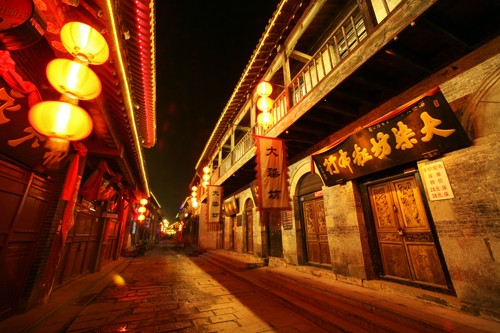 游客沉醉於周村美輪美奂夜景 游客：江南古鎮
