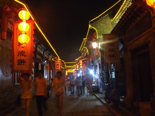 游客沉醉於周村美輪美奂夜景 游客：江南古鎮