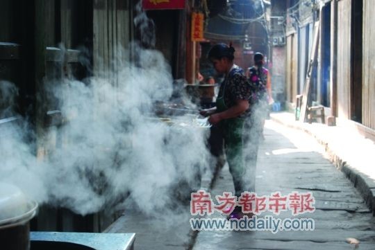 丙安古鎮古街上的小吃攤，讓人恍惚間以為回到了童年熟悉的那條老巷子