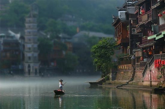 新浪旅游配圖:泛舟沱江 攝影:肉頭阿咚 新浪旅游配圖:泛舟沱江 攝影:肉頭阿咚