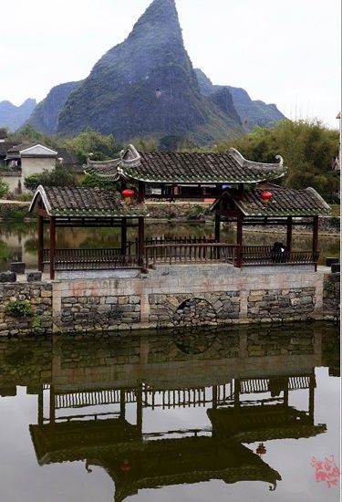 沿著小溪有不少可以休息的風雨亭