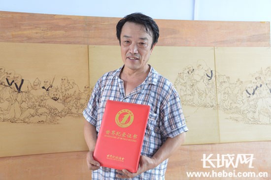 姚春生正在展示獲獎證書。古冶區委宣傳部/供圖