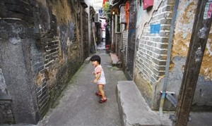 湖貝的張氏族人大多已不住在舊村。圖為小孩子在狹窄的巷道玩耍。