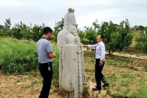 文物工作者現場核查石刻文物