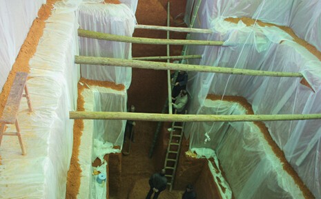 正在完成古墓保護棚搭建工作（通訊員提供）