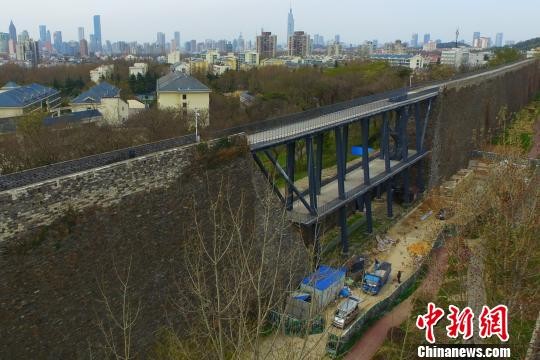 這段斷垣下，正在建設一個小型的古城牆展覽廣場，未來將免費向市民游人開放。　泱波 攝
