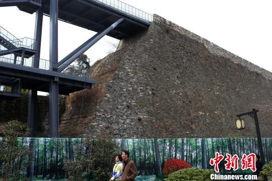 纖細的鋼架之間，可以清楚看到明初建設的“牆內牆”。　泱波 攝