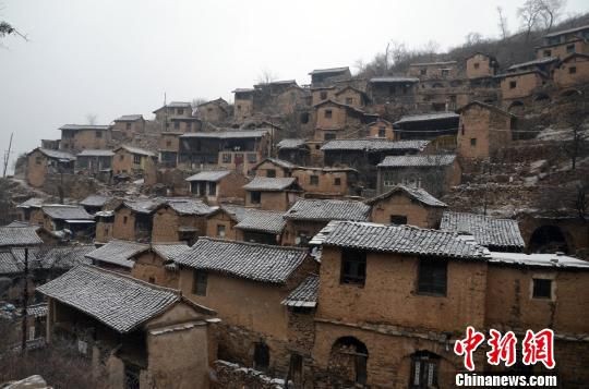 大汖古村全貌。