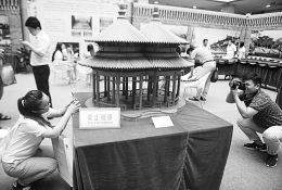 攝影愛好者正在對“北京天壇雙環亭”古建模型拍照