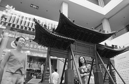 古建築產業博覽會上，市民正在參觀“晉祠對越牌坊”古建模型