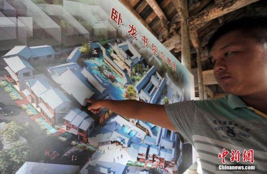 7月14日，由成龍捐贈給福建長汀的一棟徽派古建築正在長汀“臥龍書院”進行最後的組裝前准備。2013年，成龍因為將自己收藏的“老房子”——徽派古建築中的4棟捐贈給新加坡一所大學而引發了爭議，不少網友對成龍把中國的“老房子”捐到國外表示不滿。當年11月28日，成龍出席福建長汀縣國家歷史文化名城保護日啟動儀式時宣布，將把自己收藏多年的另一棟古建築無償捐贈給長汀縣。